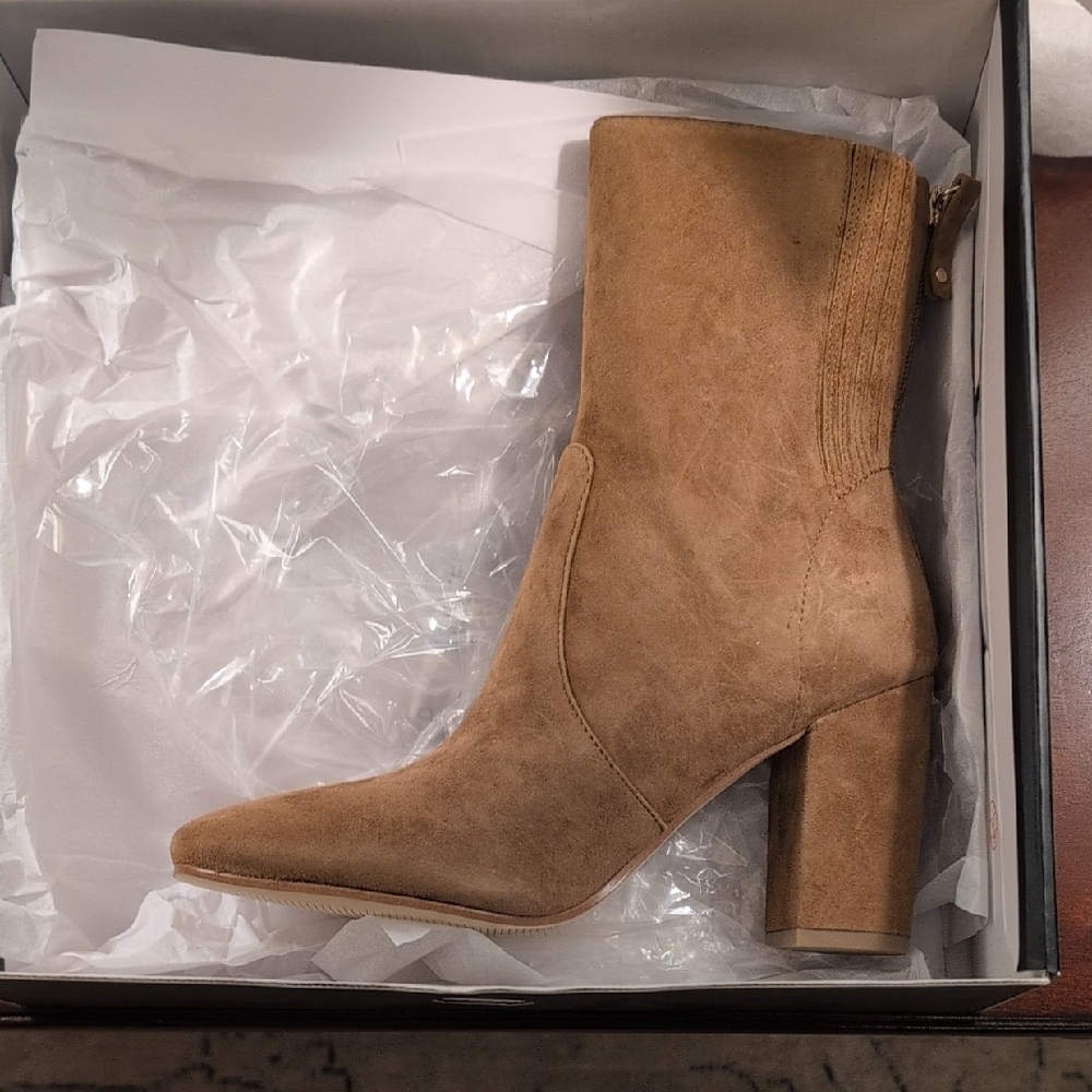🎉HOST PICK🎉 GORGEOUS NWT Tan Suede Women's Boots - Picture 2 of 7